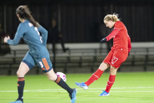 🎥 | BAM! Stolze schiet vanaf middenlijn raak tegen Ajax-vrouwen