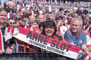 Feyenoord-trainer Arne Slot zweept legioen op: 'Ze moeten 95 minuten lang aanstaan'