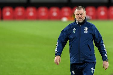 🎥 | De Wolf probeert Bozenik iets uit te leggen, maar kan geen Engels: 'If you onderschep de bal'