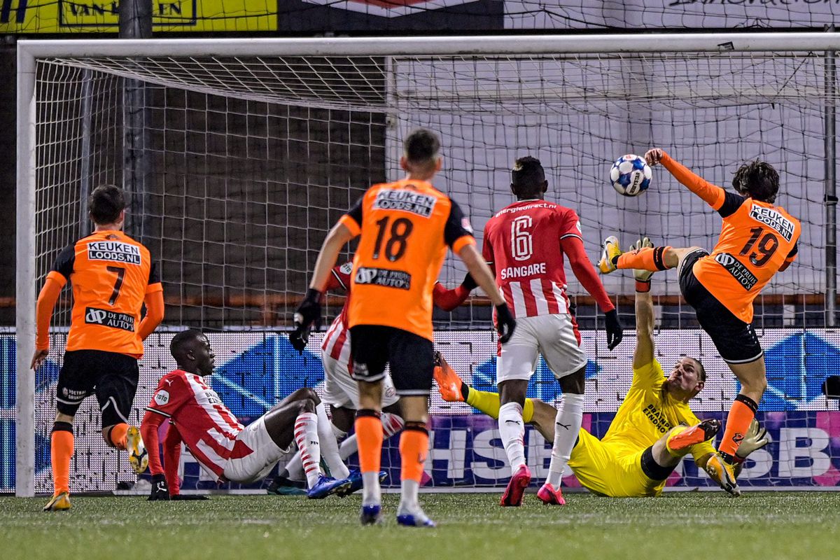 PSV-fans klagen over gênante eerste helft: 'BESCHAMEND EN LACHWEKKEND!'