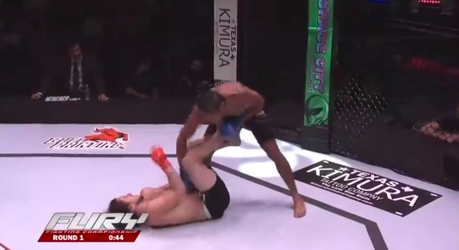 🎥 | Buikpijn na bodyshot: MMA-amateur Aleman boekt 1e overwinning op keiharde wijze