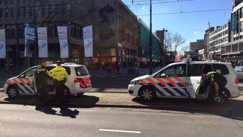 'Feyenoord-'fans' bekogelen Rotterdamse politie met vuurwerk en bedreigen journalisten'