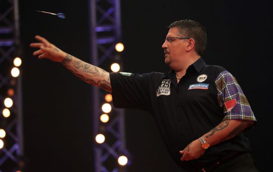 Gary Anderson gooit niet goed maar wint makkelijk van Bunting