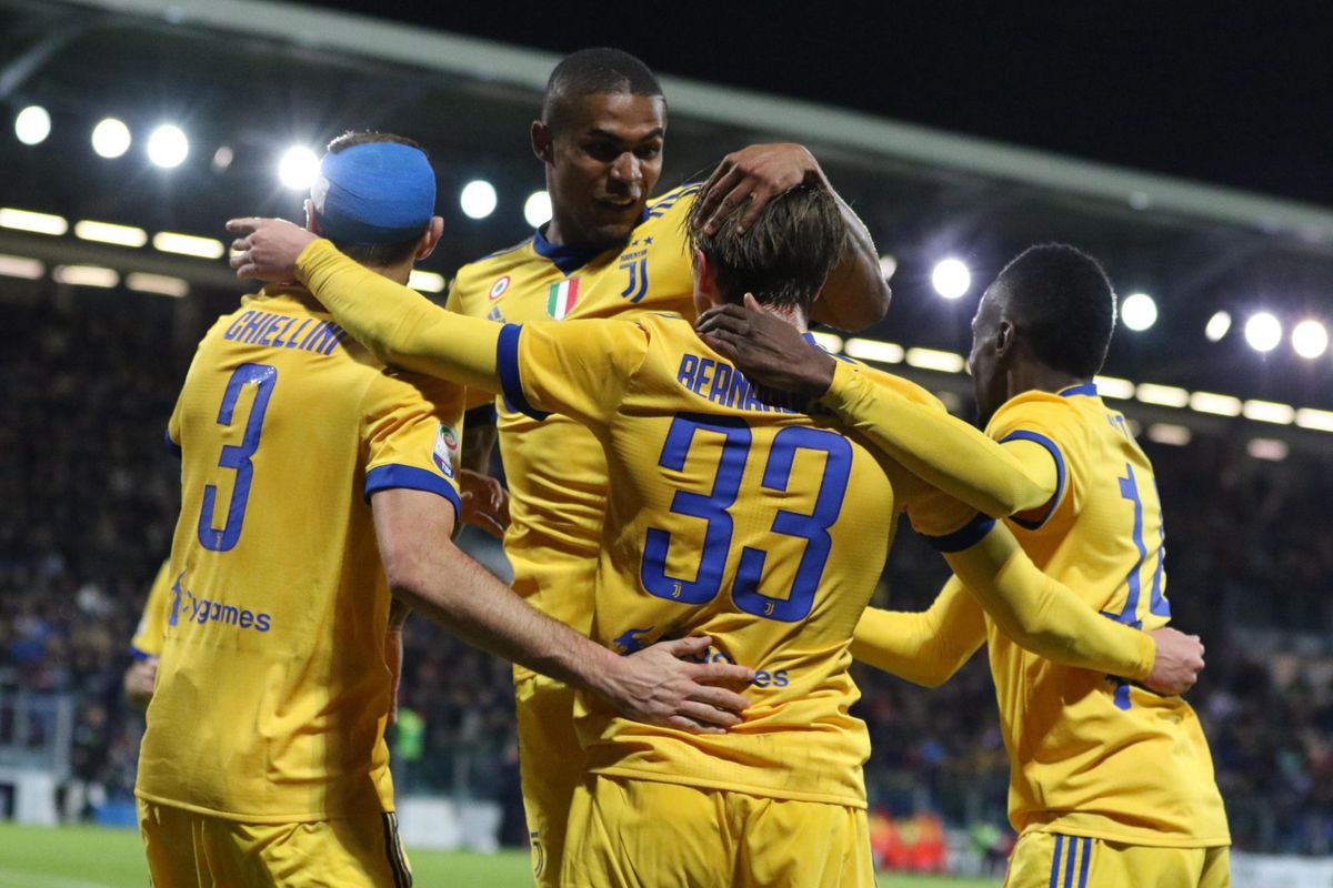 Lucky Juve blijft dankzij late goal in spoor van koploper Napoli