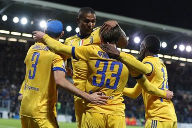 Lucky Juve blijft dankzij late goal in spoor van koploper Napoli