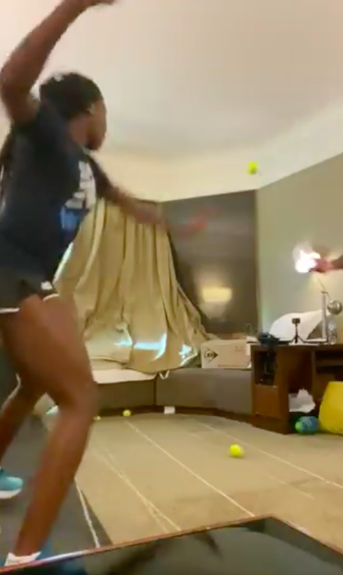 🎥 | Tennistalent Coco Gauff slaat ballen HARD door omgebouwde hotelkamer
