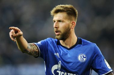 SICK! Speler Schalke scoort met maar één schoen aan