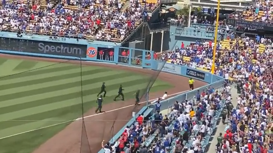 🎥 | Heldin! Ballenmeisje van LA Dodgers gooit pitch invader omver