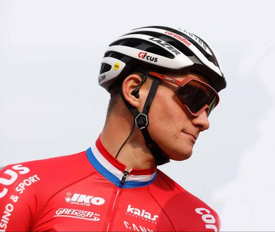 ZIEK! 'MvdP' tikt met ultrasnelle stuurbeweging steentje weg uit peloton (video)