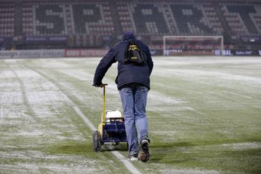 😂 | Geen buitenspeltechnologie mogelijk bij Sparta - PSV vanwege sneeuw op veld