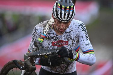 Rugpijn blijft Mathieu van der Poel achtervolgen: wereldkampioen schrapt 2 veldritten