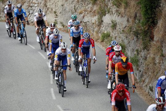 Eerste valpartij in de Tour de France 2020 na ruim een uur een feit