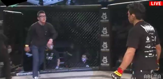 🎥 | Japanse MMA-veteraan valt 20 jaar jongere rivaal aan NA zijn gewonnen partij