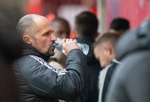 League Two-club ontslaat trainer al na 32 dagen: toe aan 4e coach in 8 maanden