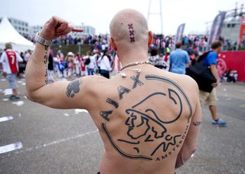 Tattoo-koning Schiffmacher zet Ajax-tattoos met 50% korting