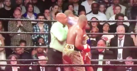 AU! Boxer Badou Jack geeft scheids onbedoeld rake hoek voor z'n kanis (video)