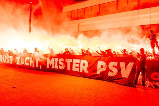 🎥 | Kippenvel: PSV-supporters nemen op prachtige wijze afscheid van icoon 'Skiete Willy'