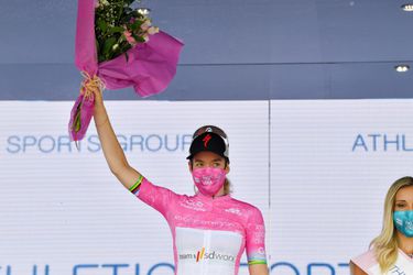 Anna van der Breggen is weer eens veel te goed en pakt roze trui in Giro Rosa