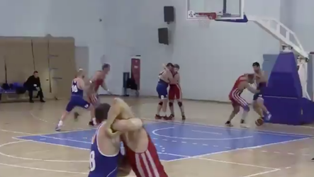 🎥 | WTF! Russen vinden nieuwe sport uit: mix tussen basketbal en worstelen