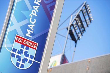 PEC Zwolle herdenkt clubtopscorer Koopman: rouwbanden en minuut stilte tegen Sparta