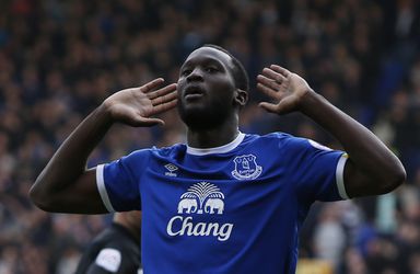 Lukaku haalt uit: 'Kijk, ik speel op een veld zónder reclame' (video)