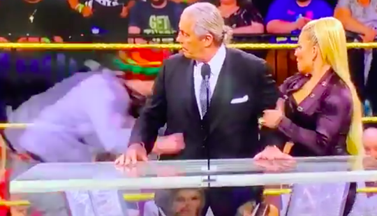Legendarische WWE-worstelaar aangevallen door 'fan' tijdens speech (video's)