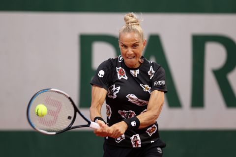 1e partij van Arantxa Rus gestaakt door hevige regen