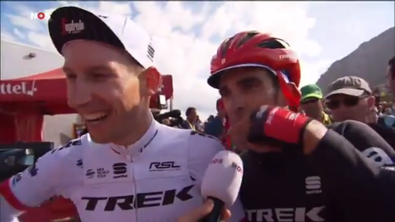 Contador onderbreekt interview met Mollema: 'He is a big champion' (video)