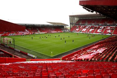 Ongelofelijk! Voetballers van Aberdeen lopen corona op in Schotse kroeg