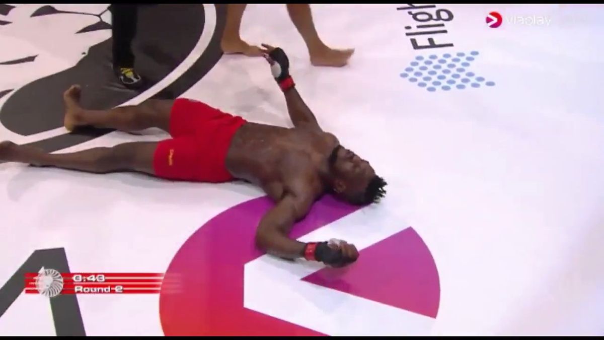 UFC-fighter Abedi knock-out na trap tegen hoofd (video)
