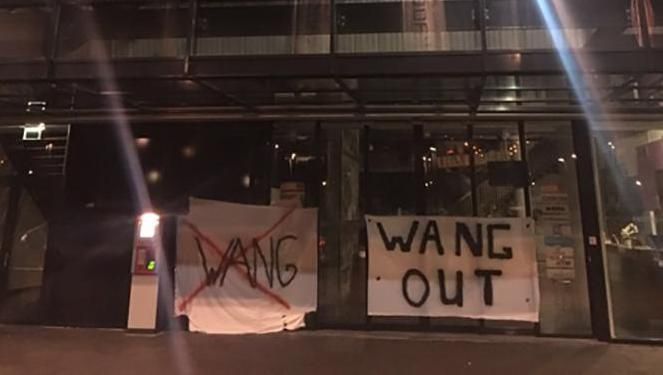 ADO-stadion behangen met anti-Wang spandoeken
