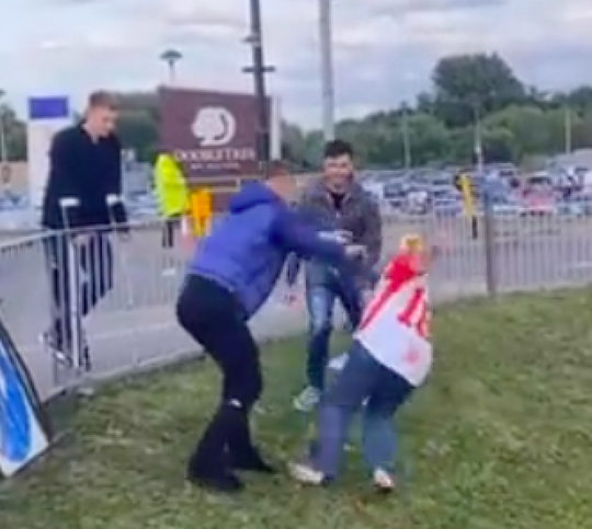 🎥 | Eigenwijze Nottingham-fan bekoopt het uitdagen Coventry-fans met flinke duw