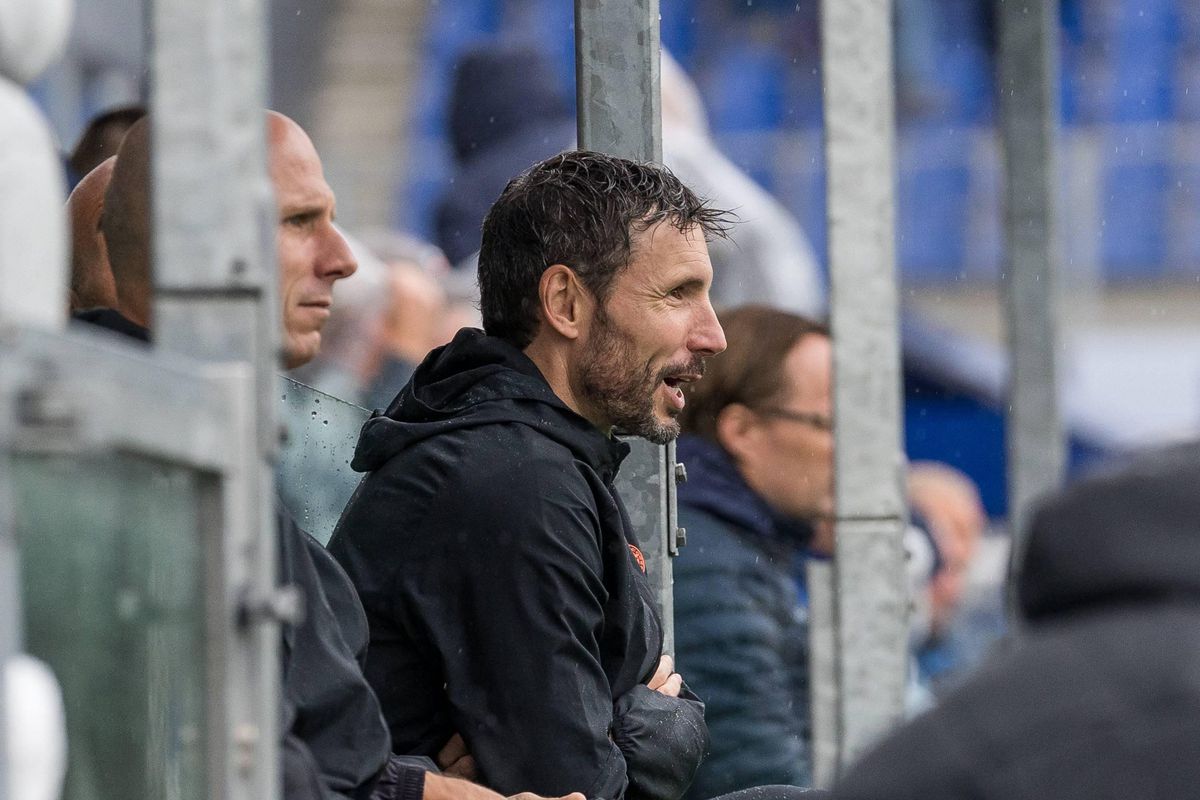 Van Bommel gaat weer los over kunstgras: 'Het is heel raar en onnatuurlijk'