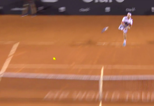 Ziekste tennisrally ooit: Fognini laat racket vallen, maar wint punt na comeback (video)