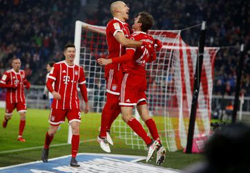 Bayern zet eerste achtervolger weer op 18 punten na zege op Schalke, Robben geeft assist