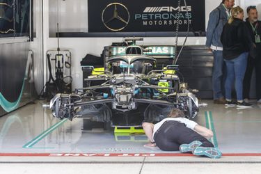 Lewis Hamilton-fan doet alsof hij terminaal ziek is, Mercedes nodigt hem uit in fabriek
