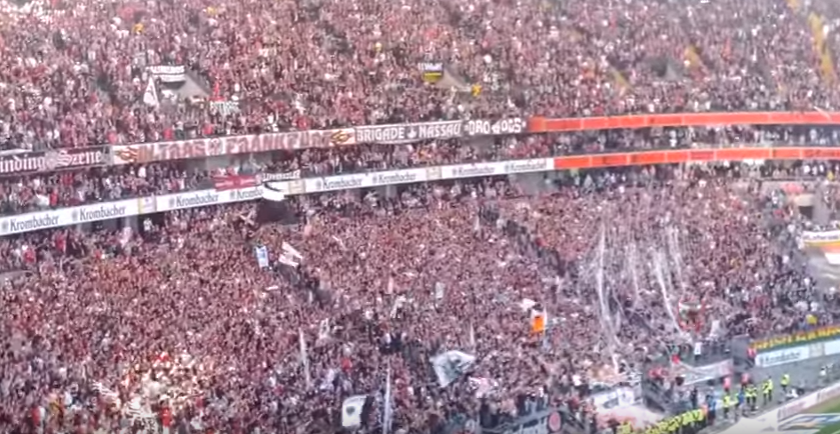 Video: fans Eintracht Frankfurt laten stadion Nürnberg trillen