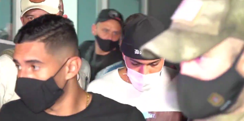 🎥 | Braziliaanse politie vindt verstopte Gabigol bij inval in OVERVOL illegaal gokhuis