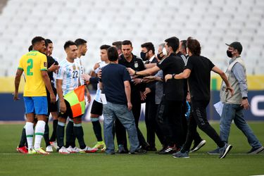 🎥 | BI-ZAR! 4 Argentijnen worden op veld gearresteerd bij Brazilië-Argentinië om corona