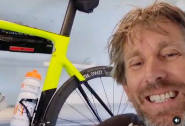 🎥 | Edwin van der Sar duikt van z'n renfiets: 'Daar zitten we dan...'
