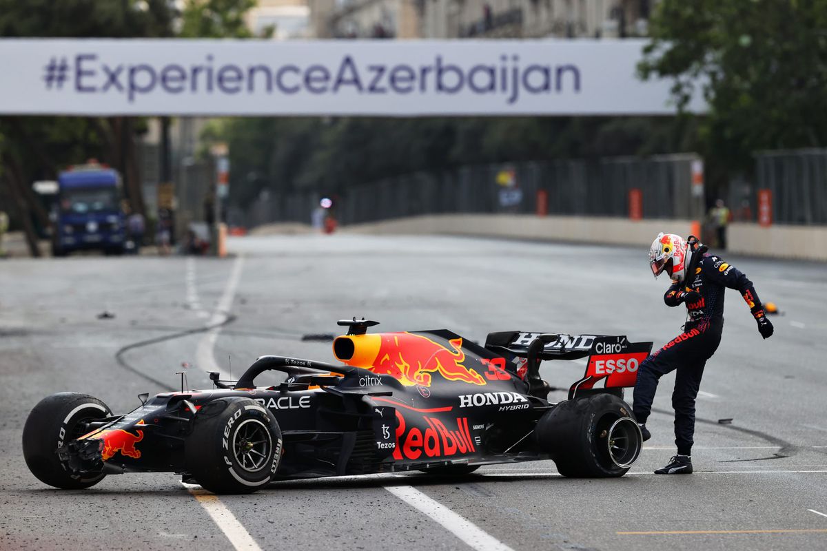 🎥 | Pérez wint de GP in Baku doordat Verstappen eraf vliegt met een klapband