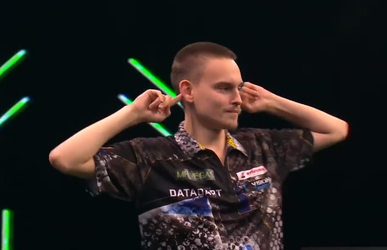 🎥​ | Kinderachtige Duitse darter verliest van Beau Greaves en geeft publiek de schuld