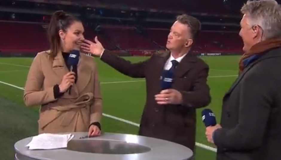🎥 | AWKWARD! Besmette Louis van Gaal wil Duitse verslaggeefster knuffelen, maar loopt blauwtje