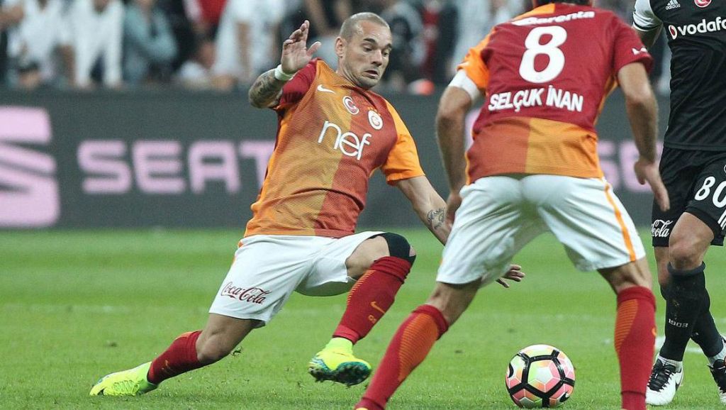 Sneijder valt met pijn aan de bovenbeen uit bij winnend Galatasaray