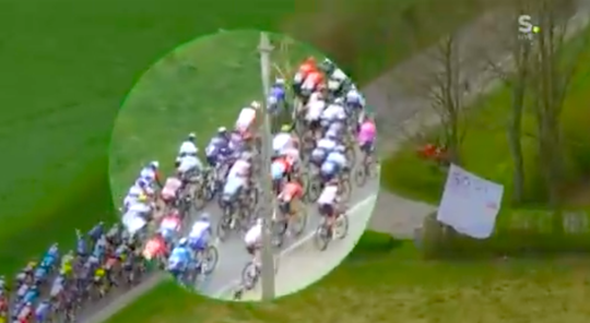 🎥 | Nieuwe valpartij Ronde van Vlaanderen: peloton struikelt VOLOP over elkaar heen