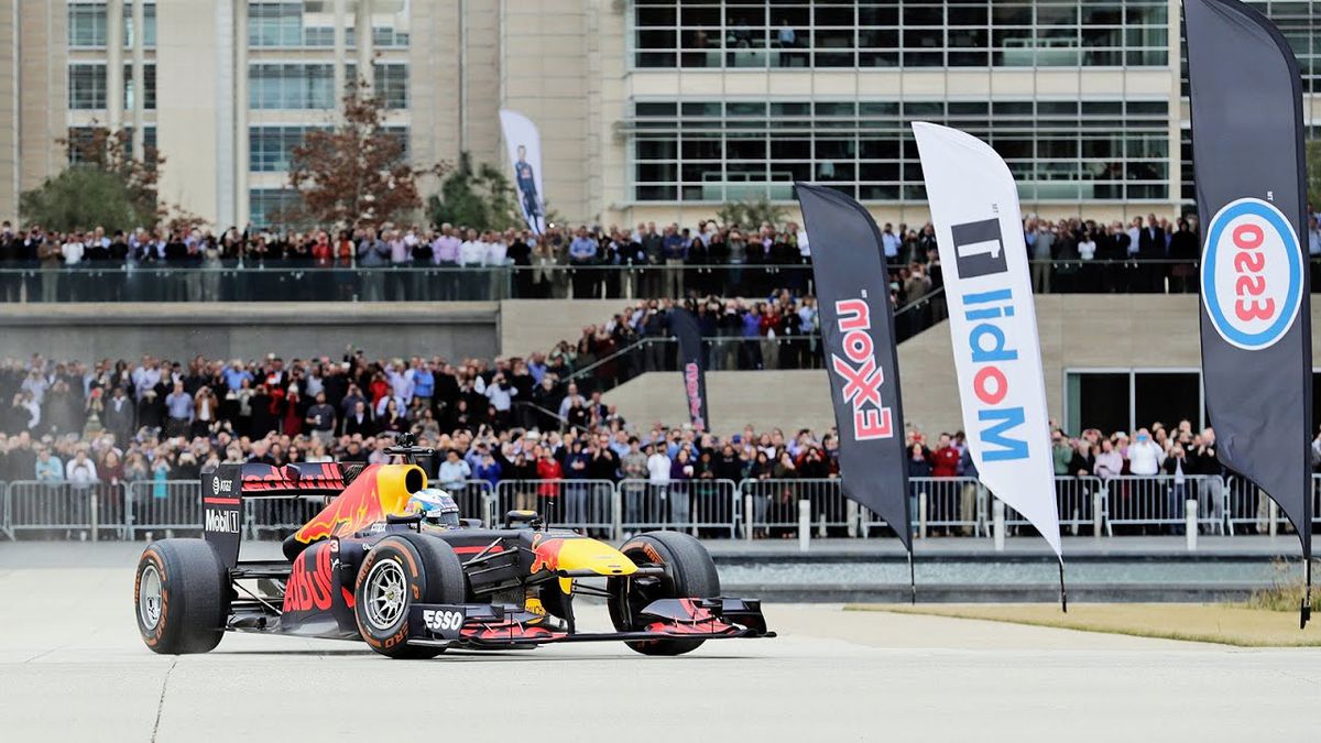 Ricciardo heet nieuwe sponsor welkom met flinke scheursessie (video)