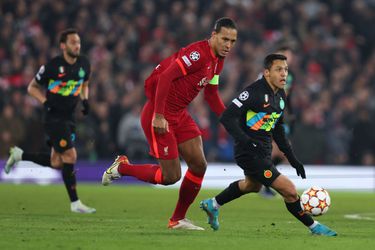 Van Dijk met pijn en moeite ten koste van Dumfries en De Vrij naar kwartfinales Champions League