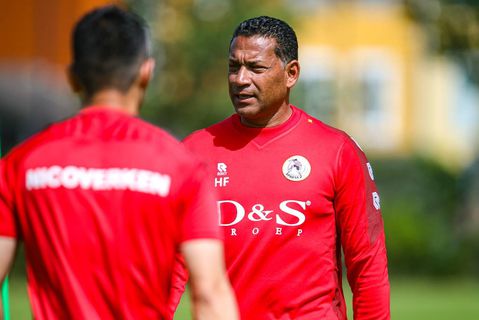 Henk Fraser blijft bij Sparta en dat wordt pas de 4e keer sinds 1955 dat een trainer zo lang op Het Kasteel zit