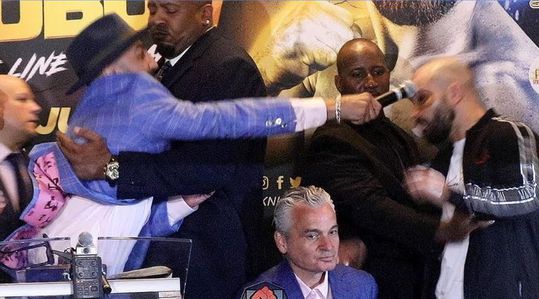 Bokser en MMA'er hebben ruime maand voor gevecht al dikke ruzie (video's)