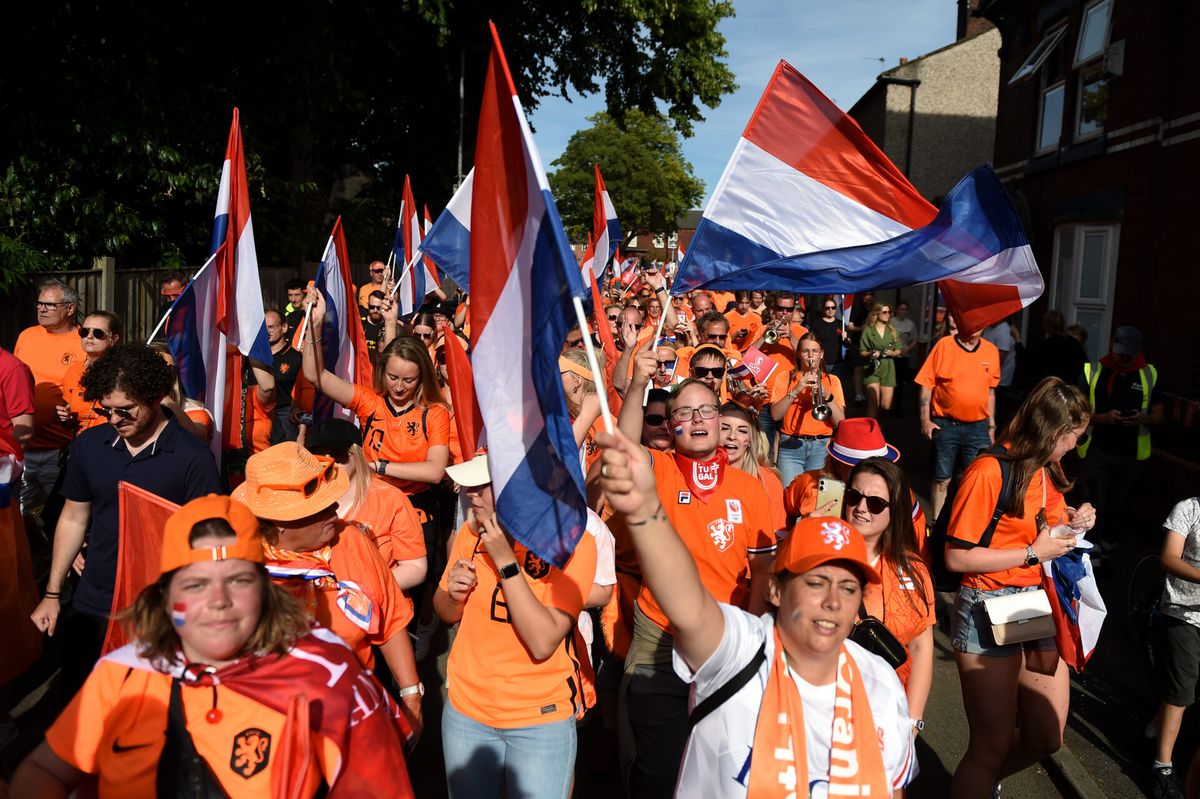 🎥​ ​📸​ | ORANJEPARADE! Ook het Engelse Leigh wordt overgenomen door fans Oranje Leeuwinnen